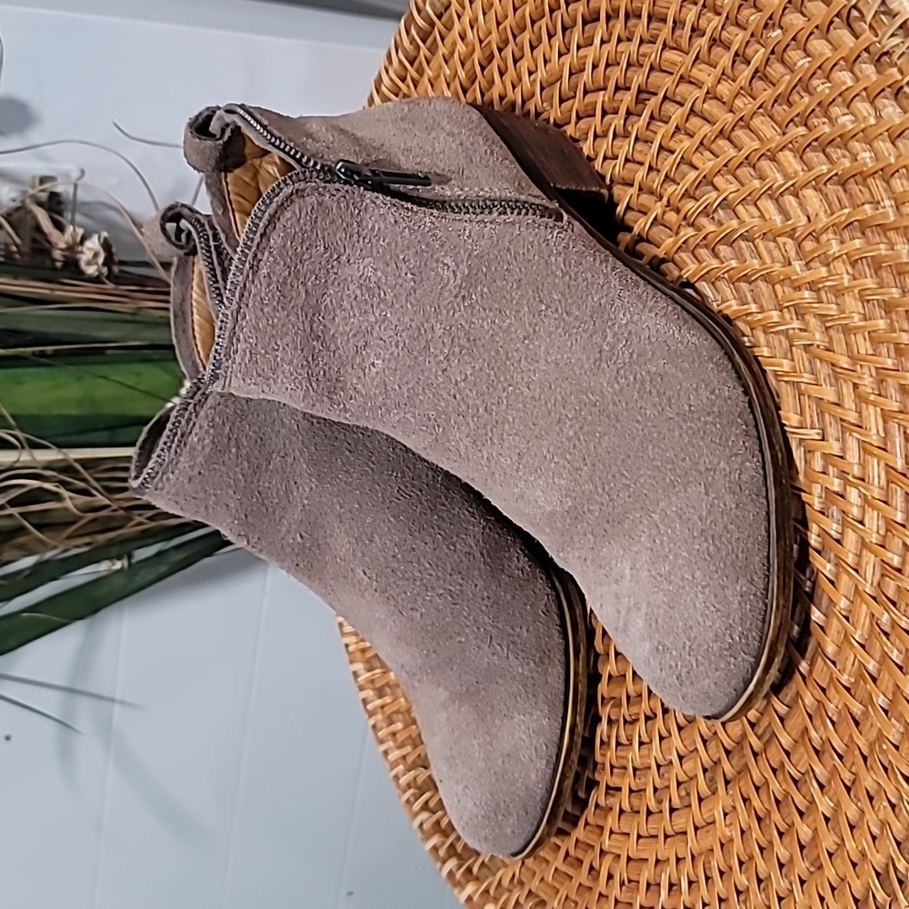 👌😊Lucky Brand Bartilino Tan Suede Zip Booties Low Block Heel Womens